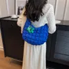 女性用のイブニングバッグ格子格子格子格キルヤ不足の韓国の泡の刺繍入り肩がペンダント付き固体サッチェルアンダーアームバッグ231215