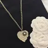 Collar de latón clásico de lujo para mujer, cadena de suéter, marca francesa, Gesang, flor en relieve, follaje, doble letra, colgante de corazón, collar de joyería