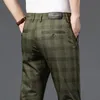 Męskie spodnie wiosna jesienna kratą Slim Man Pants Regularna sprawdzenie męskie męskie spodnie formalne prace Czerwone Czerwone Mężczyźni 231215