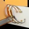 Klassisk kvinnlig öppen armband lyxbrev med i Italien Gold Sliver Rose Gold 3 Färg Toppkvalitet Handdekoration Födelsedagspresent till tjej med original Box 2024 Ny