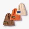 Trapper Hats Korean Letter beanie hatt mode kvinnor tyg etikett kepsar höst vinter utomhus varma par stickad fast färg enkel mössa 231215