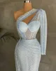 ライトスカイブルースパンコールの光沢のあるウエディングドレス1つの肩長袖フォーマルイブニングドレススイープトレインアラビア語アソEBIパーティーバースデーセカンドレセプションドレスCL3064