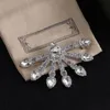 Designer blanc diamant broche hommes femmes Style classique lettre costumes broches broches manteau bijoux broches broche accessoires