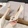 Sapatos de vestido moda feminina antiderrapante fivela quadrada da dama de honra casamento cor sólida flocado pontiagudo saltos stiletto francês