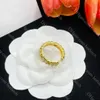 Anello in oro di design Anello aperto da donna di lusso Anello di fidanzamento con diamante classico Gioielli da donna squisiti di alta qualità Regalo di Natale di San Valentino Commercio all'ingrosso