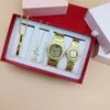 Orologi da polso 4 pezzi Coppia orologio Set Donna Uomo Moda Diamante Orologio dorato Orologio da polso Relogio e collane Regalo di San Valentino Con scatola 231214