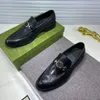 Lyxiga män loafers designers skor äkta läderbrun svart herr casual designer klänningskor slip på bröllopskor med ruta 38-46