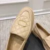 Designer loafers skor riktiga läder kvinnor moccasin platt skor retro mode lammskinn quilted med guld hårdvara lyxplattform klänningsskor