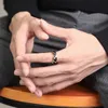 結婚指輪男性のためのタングステンウェディングリングパーソナライズされた黒いファセットデザインゴールドメッキ快適さフィットカスタム刻まれた名前231215
