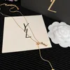 Womens charm y varumärke bokstäver halsband lyxig designer boutique halsband med låda födelsedag kärlek familj gåva smycken lång kedja 18k guld pläterad klassisk stil halsband