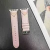 Pour les bracelets de montre de luxe Sangle Apple Watch Band 42 38 40 41 44 45 49 mm iwatch 8 7 6 5 4 3 2 bandes pour homme femme en cuir noir lettres imprimées