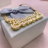 Anpassad krona dubbelskikt 3d 2 ton lyxig guldfärgstruktur Figaro kedja personlig brevformad halsband för kvinnor