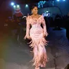 Lyxig ljusrosa ASO EBI Prom klänningar Feather Mermaid Illusion Sheer Neck långa ärmar spets kväll formell klänning födelsedagsfest klänningar andra mottagning nl015