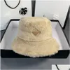 Cappelli a tesa larga 2022 Moda Esigner Secchio Uomini e donne Autunno Inverno Peluche Tinta unita Caldo metallo Triangolo Cappello Regalo Consegna di goccia Dhrov