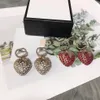 Europe America Fashion Style Lady Women mässing Graverade G Initialer White and Red Diamond Strawberry Stud Earrings 2 Color1630