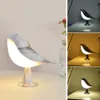 Nyhetsartiklar Modern Simple Magpie LED Bedside Lamp Small Cordless Wood Bird Night Light Touch Control Bedrum Bord Läsningslampa Heminredning 231216