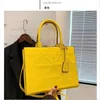 Hurtownia kobiet w torbach producentów Nowe modne i wszechstronne torby z popularnymi w Internecie ręcznych torb na jedno ramię