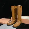 Leathe Buckle Boots Boots-Style Boots Boots Designer Calfskin Plateed أحذية جلدية حقيقية أحذية فاخرة شتاء نساء فارس أحذية مربعة أحذية ميتال جهاز معدني