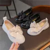 Chaussures de sport en plein air pour enfants, baskets décontractées en cuir PU avec nœud papillon, chaussures en cuir souples et confortables pour princesse à enfiler, mocassins pour enfants