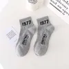 Herrstrumpor dimma duplicerade brev ess 1977 modesockor märke co namn personlighet ins stil strumpor låg topp grunt munstrumpor trend