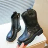 Botas meninas rebite cowboy para crianças sapatos meninos pu couro tornozelo crianças 2024 salto quadrado antiderrapante retro curto 231215