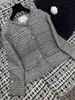 Damesjassen designer Designer 23 Herfst/winter Nieuwe Franse Celebrity-stijl Elegant Temperament Grijze Tweed Gouden Knoop Korte Jas GEIH V16H