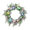 Dekorativa blommor runt påskäggblommor krans ytterdörr med färgglada ägg hängande