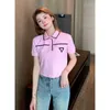 Damen-T-Shirt-Designer-Luxus-Top mit kontrastierendem Flip-Kragen und kurzen Ärmeln, rosa und zart, altersreduzierender Poneck, taillierter Stil, modisches FGRE