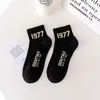 Herrstrumpor Fashionabla Brand Socks Ess FG 1977 Korta strumpor Minimalistiska brev Trendiga sport- och fritidsstrumpor Trendiga strumpor