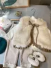 Jacken Mode Herbst Winter Baby Mädchen Pelzmäntel Braun Beige Ärmellose Schleife Verziert Plissee Bordüre Westen Westen 231216