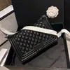 Bolso de hombro para mujer de diseñador de moda 25 cm Diamante de cuero Clásico Hardware negro Logotipo cuadrado de metal Bolso de lujo Matelasse Cadena ancha Bolsas cruzadas Sacoche