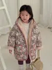 Giacche 8011 Abbigliamento per bambini Cappotto lungo 2023 Giacca invernale imbottita in cotone coreano con fiori per ragazze con cappuccio caldo 231215