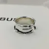 Der AMBUSH-Ring aus S925-Sterlingsilber wird als kleines industrielles Markengeschenk für Männer und Frauen zum Valentinstag 221011209M verwendet