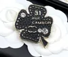 Mit Box Lapel Pins Luxus Frauen Brandbrief Broschen Blätter Blätter Design Brosche Strass Schmuck Designer Brosche Charm Pearl Pin Männer Broschen Partygeschenk