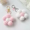 Porte-clés mignon pompon hiver peluche fleur porte-clés avec boule de cheveux femmes clés de voiture porte-clés en gros accessoires de mode 2023