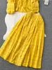 Vestidos de trabajo Otoño Vintage Mujeres Conjunto de dos piezas Sólido Amarillo / Verde / Blanco Ahueca hacia fuera Blusa con volantes de un solo pecho Traje de falda larga 2 piezas