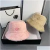 Cappelli a tesa larga 2022 Moda Esigner Secchio Uomini e donne Autunno Inverno Peluche Tinta unita Caldo metallo Triangolo Cappello Regalo Consegna di goccia Dhrov