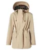 Damen-Trenchcoats Designer-Shop-Boutique Frühherbst neues einreihiges Design strahlt einen schlankmachenden und funktionellen Baumwoll-Trenchcoat mit Kapuze XSYT aus