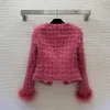2024 Spring Pink Feather Dwuczęściowe zestawy sukienki Square Square Square Square Squeed One-Besteed Płaszcz + Mintain Scirt Set Dwuczęściowe garnitury B3D151413