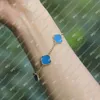 Pulsera con dijes Pulsera de trébol de cuatro hojas de lujo Encanto Elegante Moda clásica 18K concha de ágata Vacaciones Boda Pareja Joyería Regalo 240H