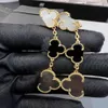 2022 V Material de oro Pendiente de clip de encanto de calidad superior con cuentas de concha negra y gris Tres flores para mujeres Regalo de joyería de boda h2714