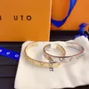 Bracelet de mariage de style simple pour femmes Designer Boutique Bangle avec boîtes nouveau bracelet de charme de lettre d'amour plaqué or 18 carats mode femmes bijoux bracelet