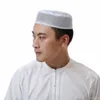 Berets 2023 Ankunft Muslimische Männer Kappe Sommer Winter Flache Top Gebet Hut Turban Saudi Dubai Islamische Kappen Ramadan Outdoor Weiße hüte