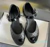 디자이너 Mary Jane Shoes Luxury Retro Buckle Women 's Shoe Round Toe 여자 숙녀 리조트 해변 연회 블랙 흰색 플랫 발레 신발