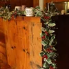 Kwiaty dekoracyjne Holly Leaf Christmas Garland 2M Czerwone Berries Sztuczne zieleń jedwabny sztuczny faux