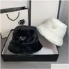 Cappelli a tesa larga 2022 Moda Esigner Secchio Uomini e donne Autunno Inverno Peluche Tinta unita Caldo metallo Triangolo Cappello Regalo Consegna di goccia Dhrov