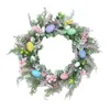 Dekorativa blommor runt påskäggblommor krans ytterdörr med färgglada ägg hängande