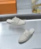 Plaj terlikleri bayan ayakkabılar tasarımcı ayakkabıları tembel düz terlik baotou flip floplar% 100 deri bayan slaytlar süet mektup kadın ayakkabıları cowhide metal sandalet boyutu 35-41-42