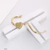 Charm-Armbänder Titanstahl 18 Karat Gold Koreanische Ausgabe Leichter Luxus-Stil T Home Klebriger Diamant-Herzdruck Dickes Kettenarmband für Frauen 2024 DESIGNER