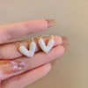 Pendientes de tuerca con dijes elegantes, pendiente de corazón de Metal esmaltado Beige, geométrico irregular liso, pequeño para mujeres y niñas, accesorios de fiesta